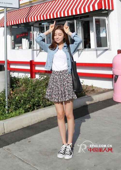 街拍牛仔外套女生 裙子搭配牛仔外套好看吗