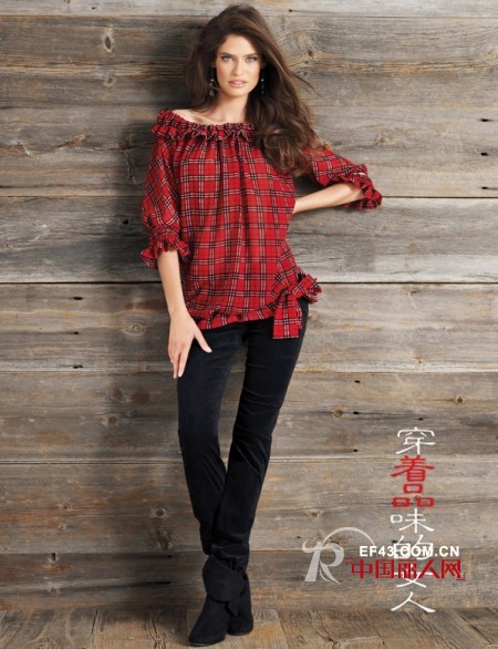 黑色裤子配什么上衣 红色格子衫怎么搭配