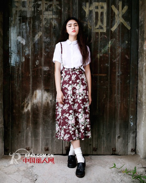 碎花背带裙搭配 清新学院白色衬衫搭配