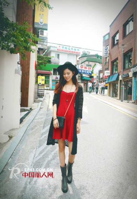初秋红色连衣裙配什么外套 长款镂空针织配什么好看