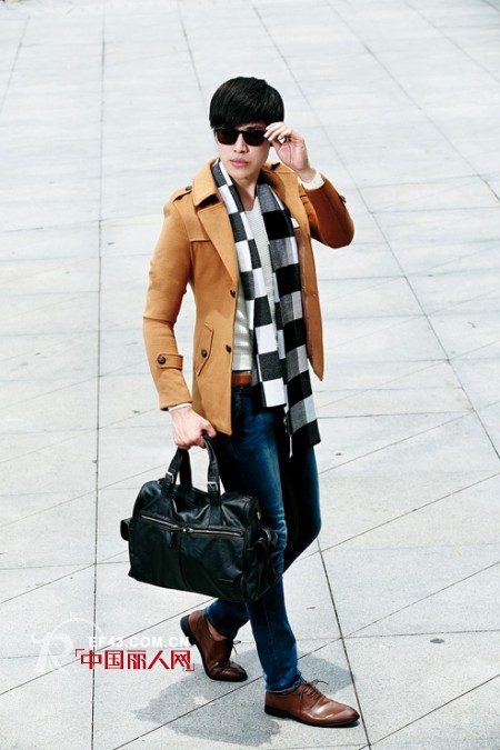 男装搭配如何用围巾,墨镜打造韩版风格