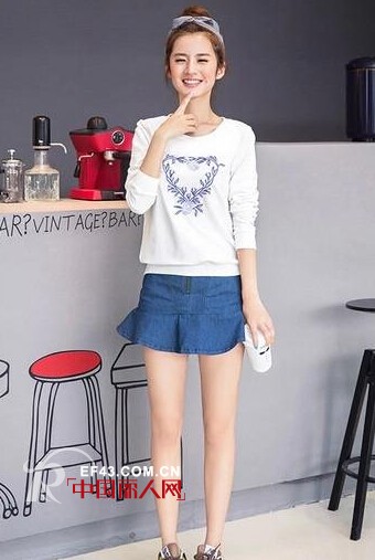 学生党最爱的服装搭配 时尚卫衣搭配穿出乖巧+舒适+率性