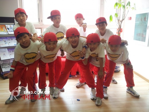 少儿街舞适合穿什么舞蹈服装? 帅气街舞一起跳起来