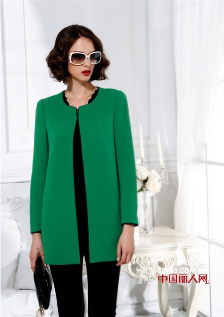 黑色修身外套搭配红色连衣裙 秋季绿色外套搭配