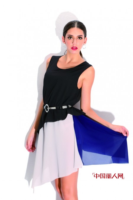 裹胸怎么搭配衣服 性感的服装搭配