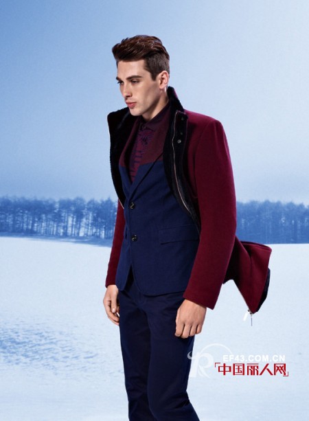 男生穿酒红色衣服好看吗   男生酒红色服装搭配