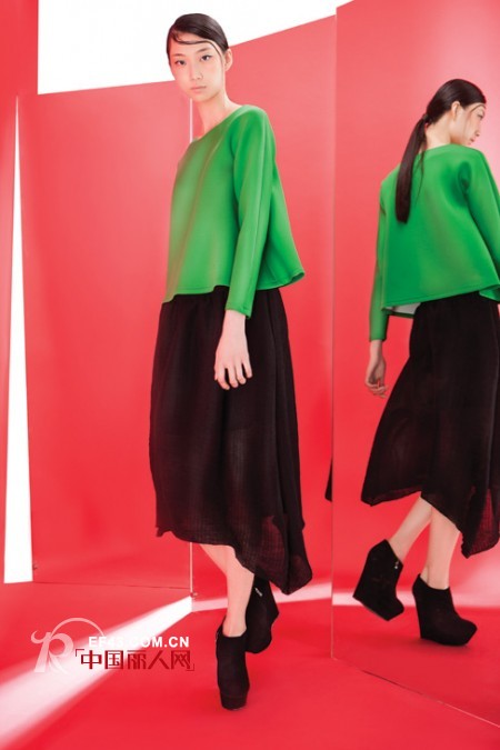 台绣秋季女装新款上市 长袖衫搭配半身裙正当时