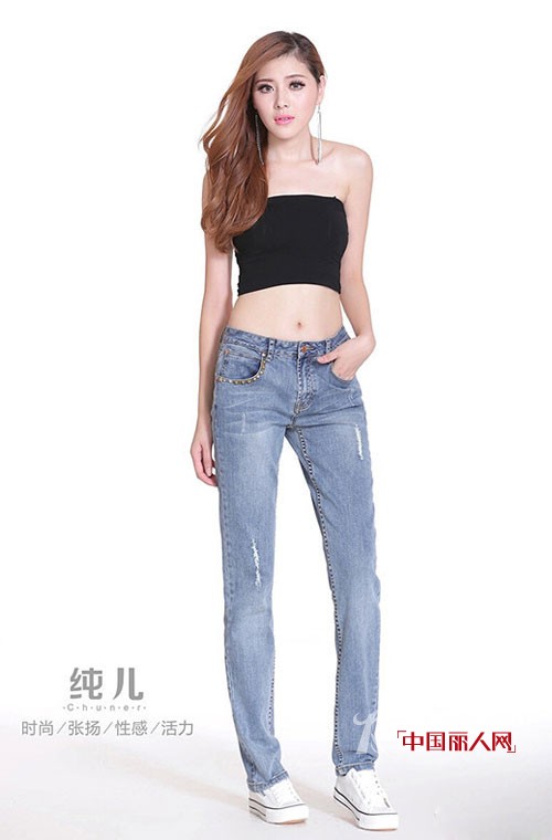 秋季牛仔裤怎么搭配 秋天牛仔裤搭配什么上衣更好看