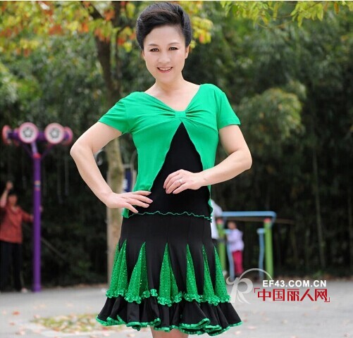 中老年广场舞连衣裙有哪些?  中老年跳广场舞时适合穿的裙装推荐