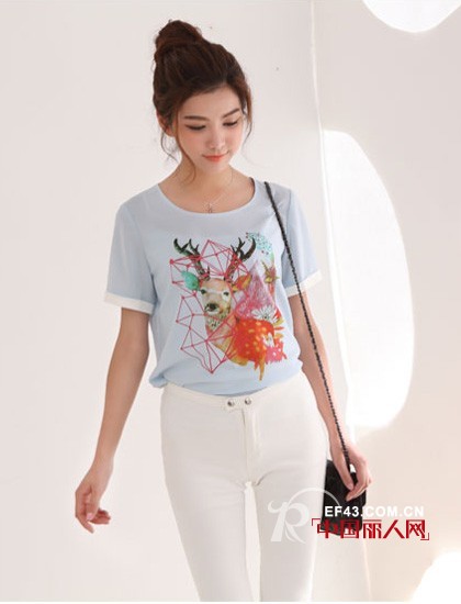 初秋色彩搭配篇 淡蓝色短袖衫搭配白色女裤