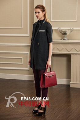 背心风衣搭配 秋季长款背心怎么搭配