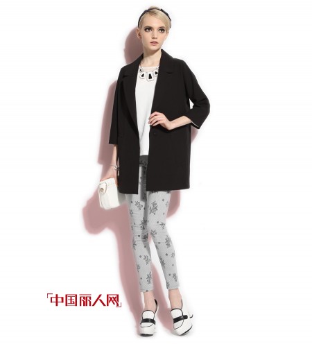 黑色呢子外套怎么搭配 黑色短款外套搭配