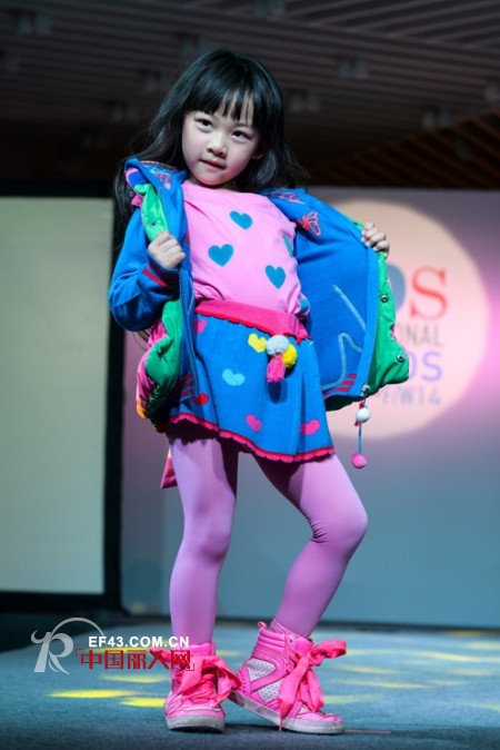 秋季女童穿搭术 糖果色波点长袖衫流行正当时