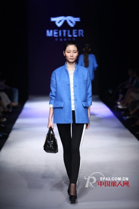 白色呢子大衣搭配 宝蓝色外套搭配什么颜色