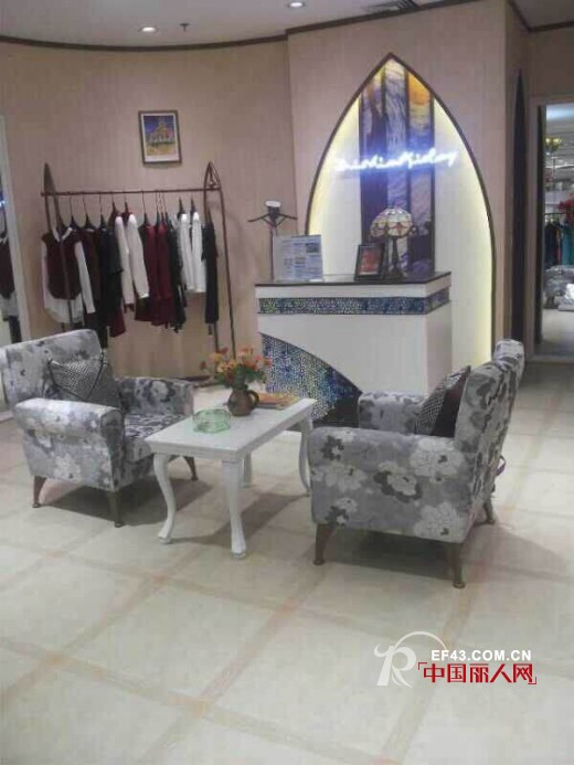 热烈祝贺迪斯廷.凯女装河南漯河丹尼斯百货正式营业