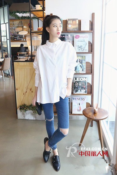 白衬衫与牛仔裤的简约搭配