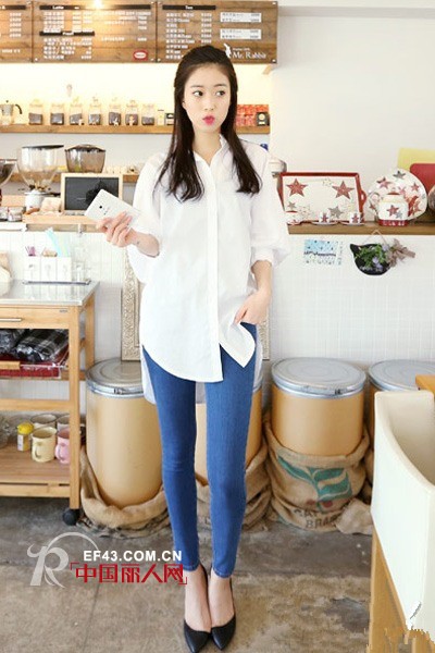 白衬衫与牛仔裤的简约搭配