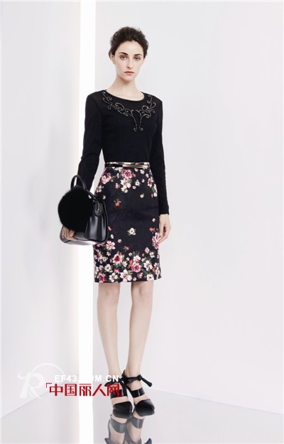 复古印花裙装怎么搭配  印花裙装搭配技巧