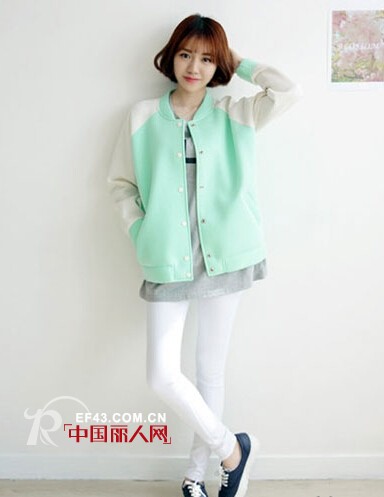 秋季棒球外套的搭配  十一国庆出游棒球外套混搭轻松又舒适