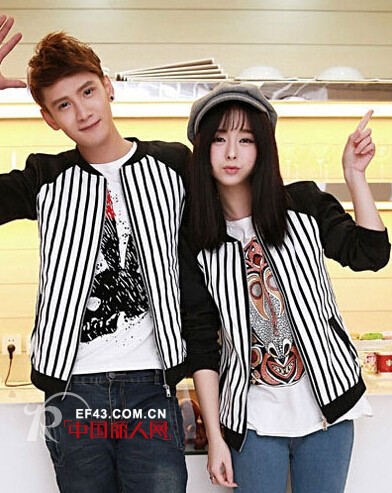 秋季棒球外套的搭配  十一国庆出游棒球外套混搭轻松又舒适