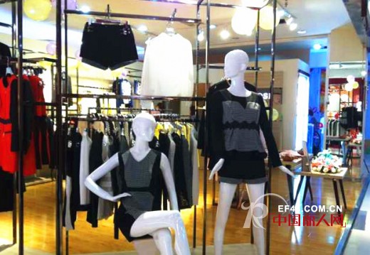 恭贺:LEISUOSI雷索思女装峨眉山市伊盛百货店盛大开业