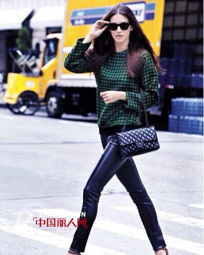 基本款针织衫怎么才能搭出新意?  街拍潮人来为你示范