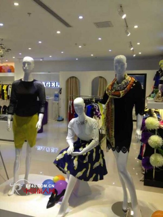 例格女装好消息不断 今日例格女装西双版纳店盛大开业