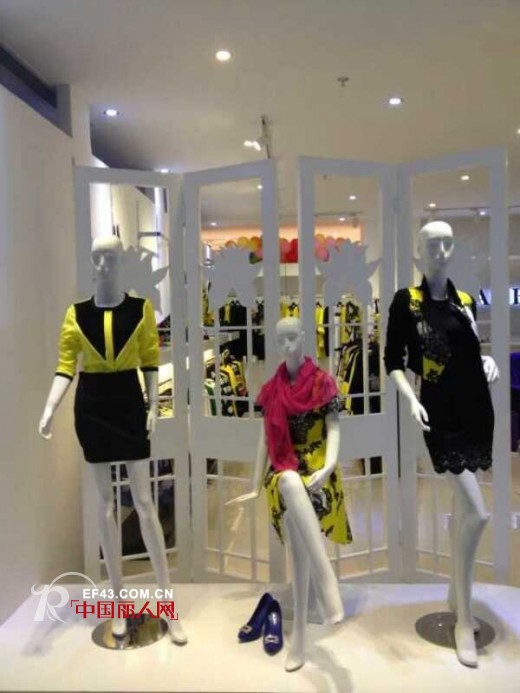 例格女装好消息不断 今日例格女装西双版纳店盛大开业