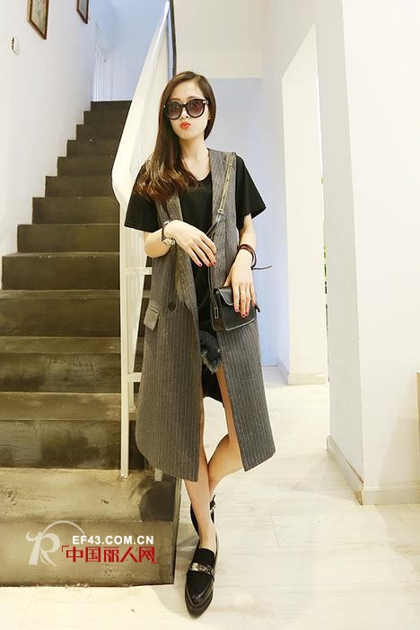 秋季长款马甲搭配 长款马甲怎么搭配好看?