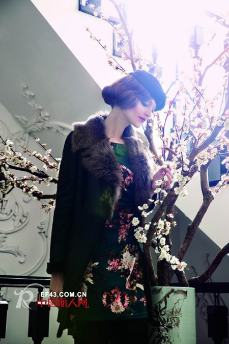 丝绒连衣裙什么款式好看 丝绒连衣裙怎么搭配