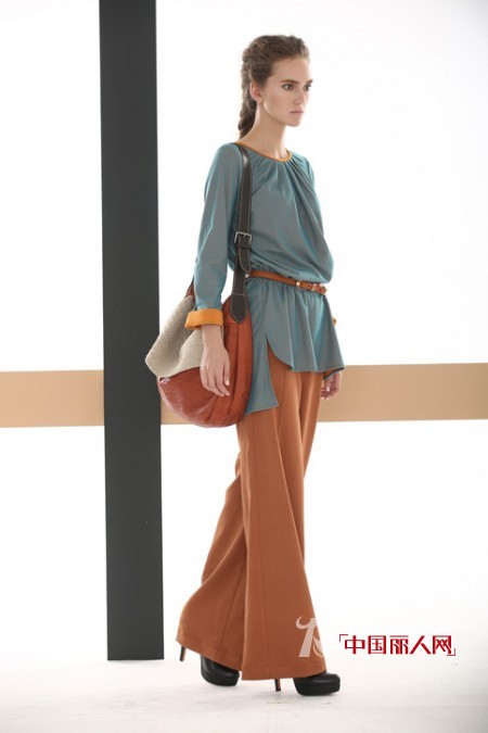 嘉彩阔腿裤搭配 亮色阔腿裤配什么上衣