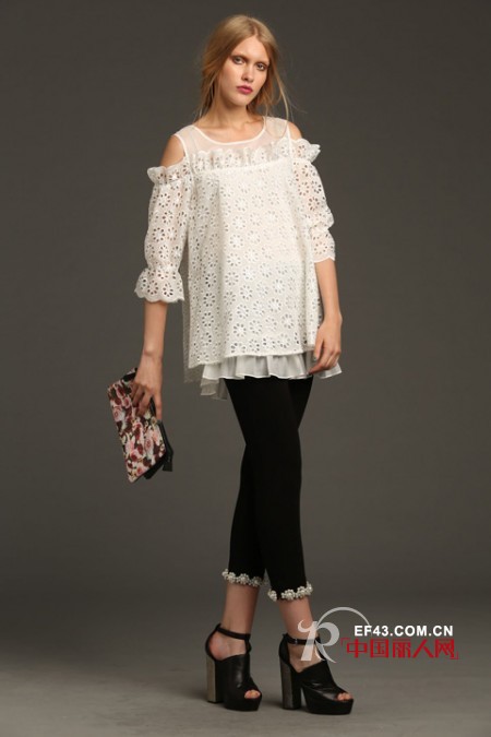 黑色九分裤配什么上衣 白色蕾丝上衣搭配