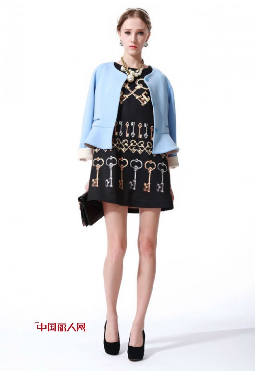 复古钥匙印花裙装搭配  复古裙装搭配什么外套