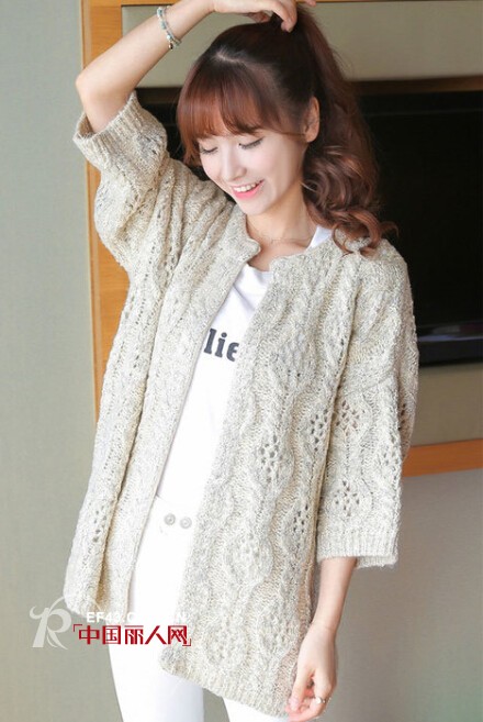 秋季外套开衫搭配 简单款式塑造轻松时尚感