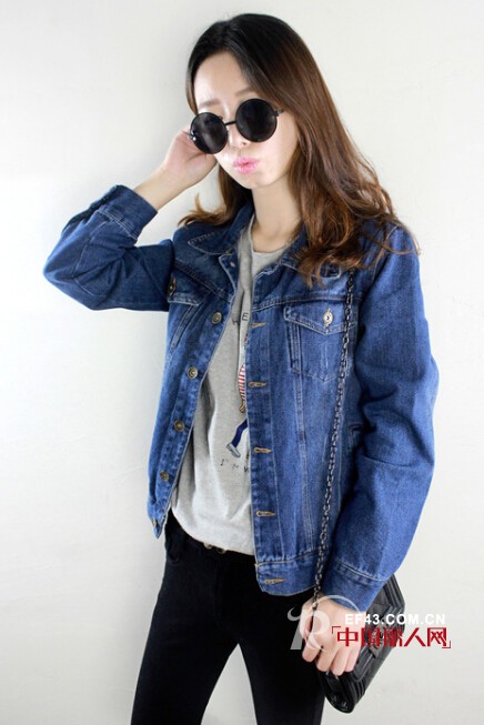 秋季外套开衫搭配 简单款式塑造轻松时尚感