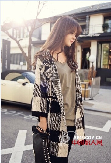 秋季外套开衫搭配 简单款式塑造轻松时尚感