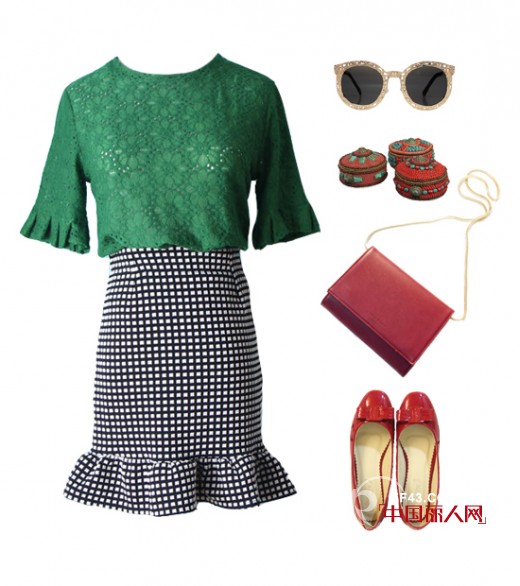 轻熟女格子包臀短裙搭配什么上衣?