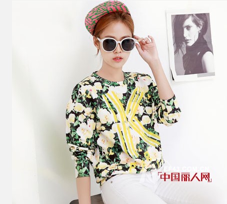十一国庆长假出门旅游花朵印花卫衣搭配,时尚又有范
