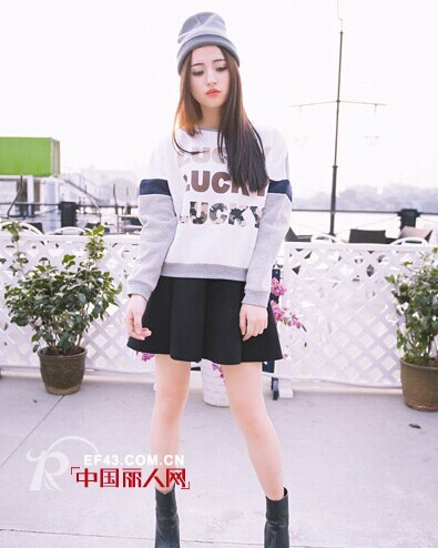 套头卫衣mix短裙  秋日玩转混搭风休闲时尚