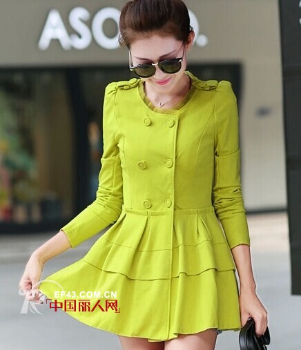 怎么样的风衣外套才更时尚好看?  不如试试裙摆式风衣吧!