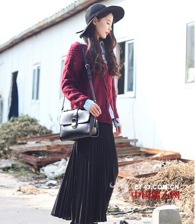 针织衫+长裙时尚街拍  秋日也要仙气十足