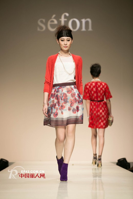 针织开衫里面穿什么  针织衫搭配技巧