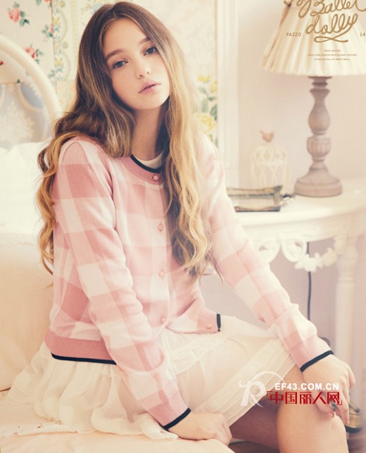 秋天什么款式的服装更受大家的喜欢?格纹系列服装搭配让你变身俏女郎