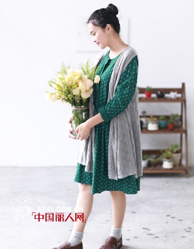 秋天女士长款马甲搭配 塑造出不一样的风格