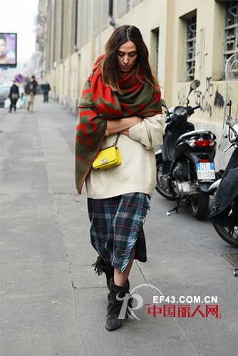 针织衫与长裙搭配 秋天里不一样的风景