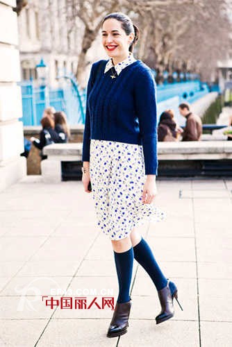 针织衫与长裙搭配 秋天里不一样的风景