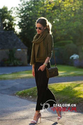 针织衫与长裙搭配 秋天里不一样的风景