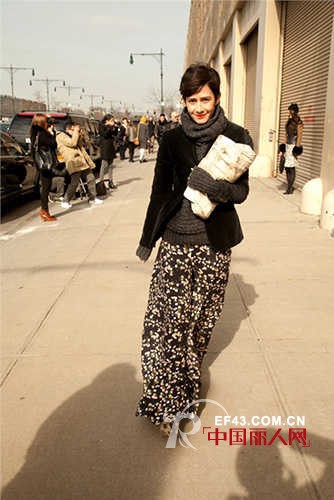 针织衫与长裙搭配 秋天里不一样的风景