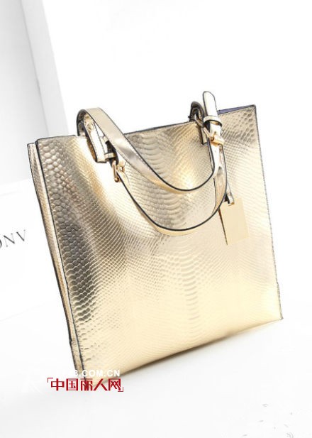 推荐实用点的包 大包适合配什么衣服