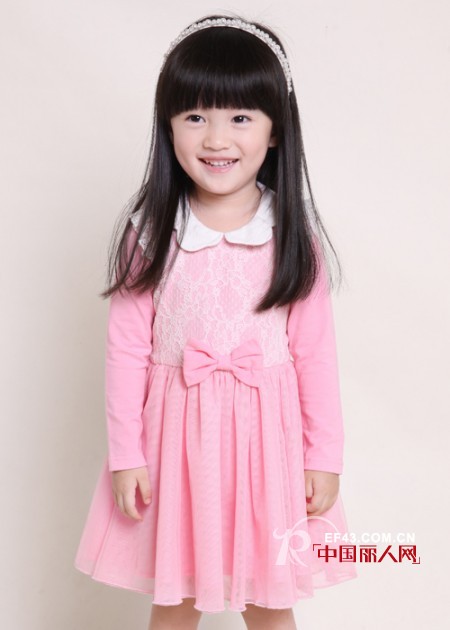 笛莎公主秋冬新款上市 粉色长袖连衣裙搭配